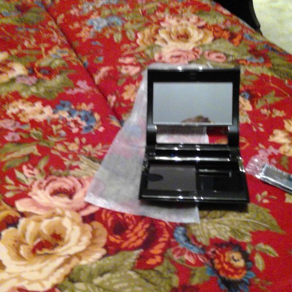 Mary Kay Compact - Picture 1 of 1